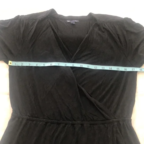 Gap sleeved classic black dress with a side slit V neck down to knee - Picture 3 of 10